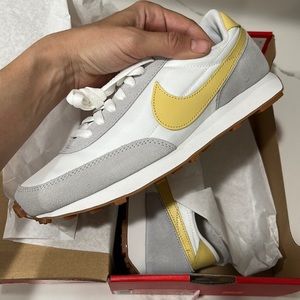 Nike DBREAK summit white/Saturn gold brand new in box never worn